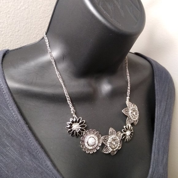 Vintage Metal Flower Necklace Adjustable 18 To 21 Inches - Picture 3 of 13